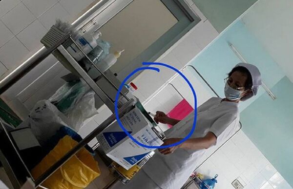 Chị P. đã chụp ảnh và quay lại cảnh nữ điều dưỡng dùng 1 ống kim tiêm cho nhiều bệnh nhân. - Sputnik Việt Nam