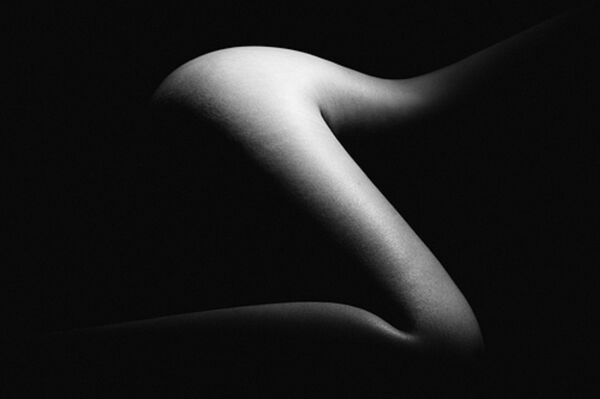 Ảnh của Hạo Nhiên thể hiện một phần thân thể phụ nữ và không thấy mặt người mẫu. Ảnh của Hạo Nhiên thể hiện một phần thân thể phụ nữ và không thấy mặt người mẫu. - Sputnik Việt Nam