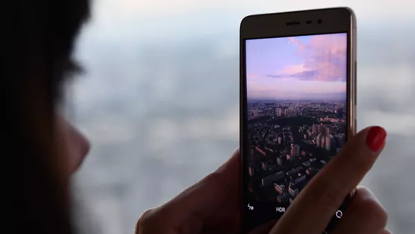 Cô gái chụp ảnh panorama thành phố trên tầng 89 của Tháp Liên bang Đông ở Moscow City, nơi mà đài quan sát cao nhất Châu Âu”PANORAMA-360” đang được xây dựng