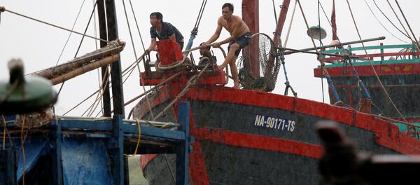 Cư dân địa phương neo buộc thuyền trong bão “Doksuri”  ở tỉnh Hà Tĩnh - Sputnik Việt Nam