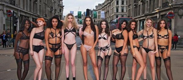 19 kiều nữ mặc đồ lót gợi tình dùng điểm giao lộ như sàn diễn - Sputnik Việt Nam
