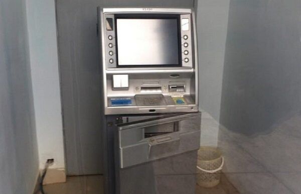 Trụ ATM bị cạy hư hỏng và chưa rõ số tiền bị mất Trụ ATM bị cạy hư hỏng và chưa rõ số tiền bị mất - Sputnik Việt Nam