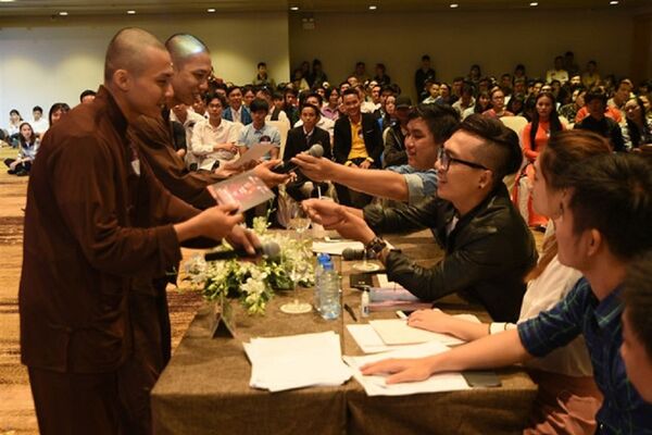 Hai thí sinh vui mừng khi nhận tấm vé vào vòng Lộ diện, gặp gỡ 6 huấn luyện viên của chương trình. - Sputnik Việt Nam