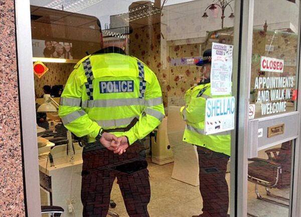 Cảnh sát bố ráp tiệm làm móng ở vùng ngoại ô Southmead, hạt Bristol, phía tây nam nước Anh hồi đầu tháng 8. - Sputnik Việt Nam