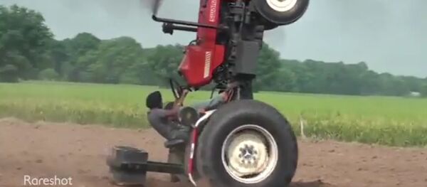 Chàng trai Ấn Độ gây sốc với chiêu lái máy kéo điêu luyện - Sputnik Việt Nam