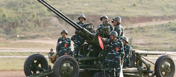 Pháo phòng không 37mm 2 nòng trong diễn tập bắn đạn thật. - Sputnik Việt Nam