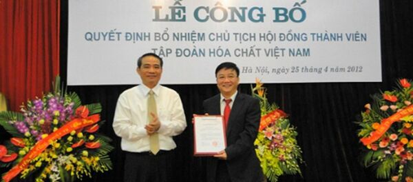 Ông Nguyễn Anh Dũng (ngoài cùng bên phải) tại lễ nhậm chức Chủ tịch Vinachem hồi năm 2012. Ông Nguyễn Anh Dũng (ngoài cùng bên phải) tại lễ nhậm chức Chủ tịch Vinachem hồi năm 2012. - Sputnik Việt Nam