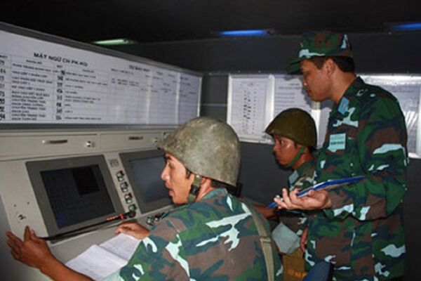 Khí tài đánh đêm bán tự động của đơn vị pháo 37mm. - Sputnik Việt Nam