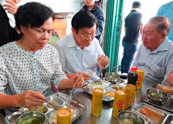 Nguyên Chủ tịch nước Trương Tấn Sang (giữa) và phu nhân ăn cơm 2.000 đồng tại Quán Nụ Cười 1 - Sputnik Việt Nam