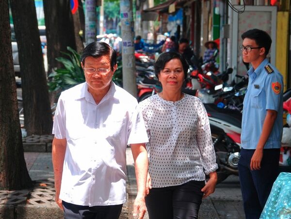 Nguyên Chủ tịch nước và phu nhân tới thăm quán Nụ Cười - Sputnik Việt Nam