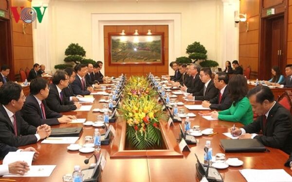 Đồng chí Trần Quốc Vượng làm việc với ông Lưu Vân Sơn. - Sputnik Việt Nam