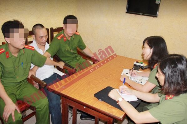 Phóng viên Báo CAND phỏng vấn Lê Văn Thọ ngay khi hắn bị bắt. Phóng viên Báo CAND phỏng vấn Lê Văn Thọ ngay khi hắn bị bắt. - Sputnik Việt Nam