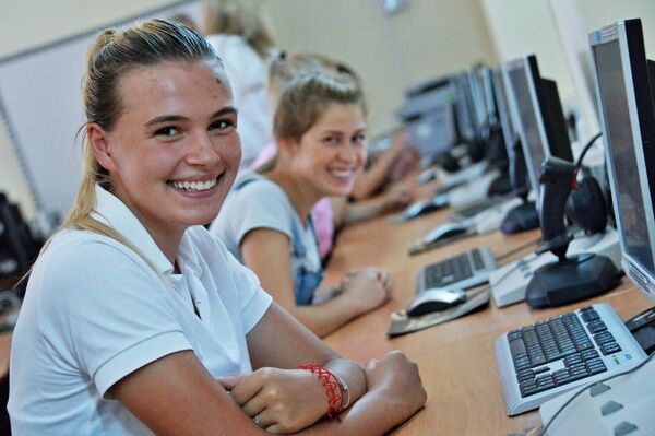 Các cô gái dự tuyển làm học viên phi công quân sự tại Trường Hàng không Krasnodar - Sputnik Việt Nam