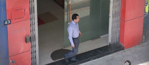 Ông Nguyễn Xuân Anh bước ra từ nhà số 43 (thực chất là số 45) phố Nguyễn Thái Học. Ảnh chụp sáng 12-9-2017 - - Sputnik Việt Nam