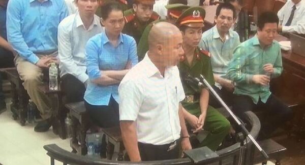 Trong phần tự bào chữa cho mình, Nguyễn Quốc Chiến đã nói những lời gan ruột khiến Hà Văn Thắm liên tục lau nước mắt. Hình ảnh hai người đàn ông cùng rơi nước mắt khiến những người chứng kiến không khỏi xót xa. - Sputnik Việt Nam