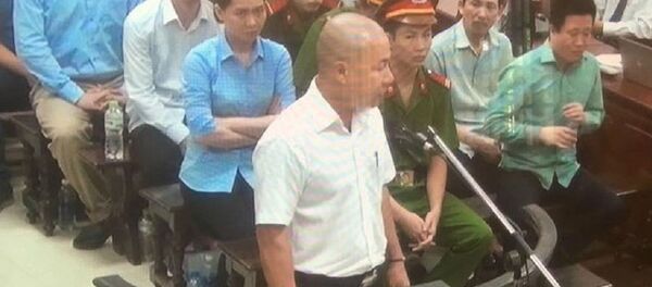 Trong phần tự bào chữa cho mình, Nguyễn Quốc Chiến đã nói những lời gan ruột khiến Hà Văn Thắm liên tục lau nước mắt. Hình ảnh hai người đàn ông cùng rơi nước mắt khiến những người chứng kiến không khỏi xót xa. - Sputnik Việt Nam