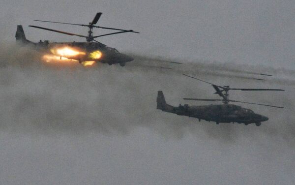 Trực thăng Ka-52 “Alligator” trong cuộc tập trận chung của Nga và Belarus trên thao trường Luzhsky ở khu vực Leningrad - Sputnik Việt Nam