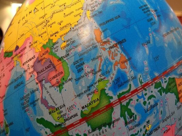 Quả địa cầu áp đặt đường chữ U và ghi quần đảo Trường Sa, Hoàng Sa bằng tiếng TQ tại Bảo tàng Hoàng gia Greenwich  (Anh) - Sputnik Việt Nam