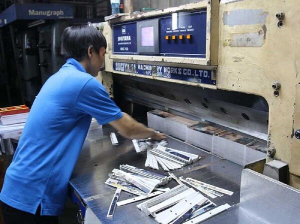 Cơ quan chức năng đang tiêu hủy các ấn phẩm vi phạm chủ quyền Việt Nam.  - Sputnik Việt Nam