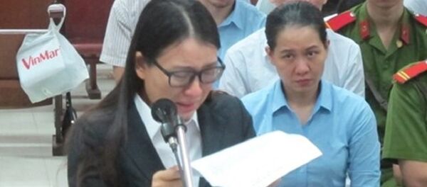 Trước đó, tự bào chữa cho bản thân - bị cáo Hoàng Thị Hồng Tứ lại một lần nữa bật khóc nức nở. - Sputnik Việt Nam