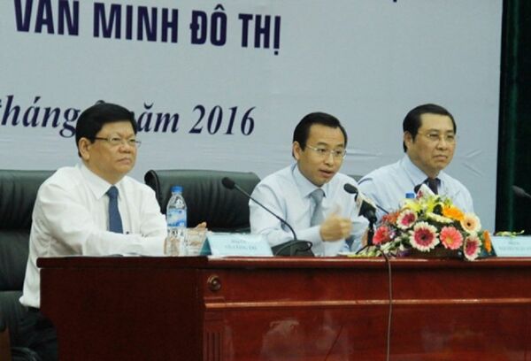 Bí thư Xuân Anh (giữa) và Chủ tịch Huỳnh Đức Thơ (bìa phải) trong buổi đối thoại với thanh niên tháng 3/2016.  - Sputnik Việt Nam