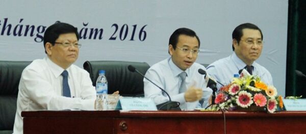 Bí thư Xuân Anh (giữa) và Chủ tịch Huỳnh Đức Thơ (bìa phải) trong buổi đối thoại với thanh niên tháng 3/2016. - Sputnik Việt Nam