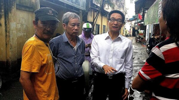 Phó Thủ tướng Vũ Đức Đam trò chuyện với các nghệ sĩ Hãng phim truyện Việt Nam sau cơn mưa to - Sputnik Việt Nam