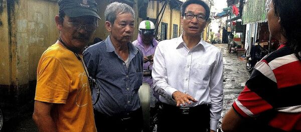 Phó Thủ tướng Vũ Đức Đam trò chuyện với các nghệ sĩ Hãng phim truyện Việt Nam sau cơn mưa to - Sputnik Việt Nam