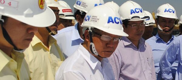 Ông Phạm Thế Dũng (áo trắng, đứng giữa) trong đợt tiếp Bộ Giao thông Vận tải đi kiểm tra tiến độ dự án đường băng sân bay Pleiku cuối tháng 6-2015 - Sputnik Việt Nam