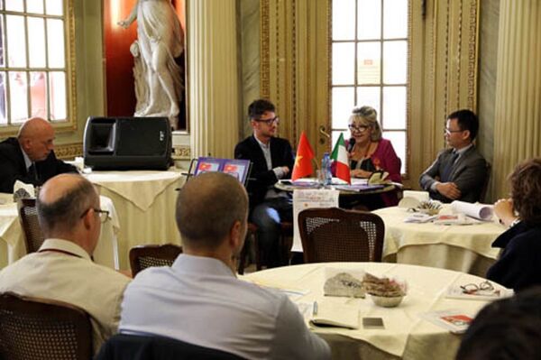 Khung cảnh buổi giới thiệu sách. - Sputnik Việt Nam