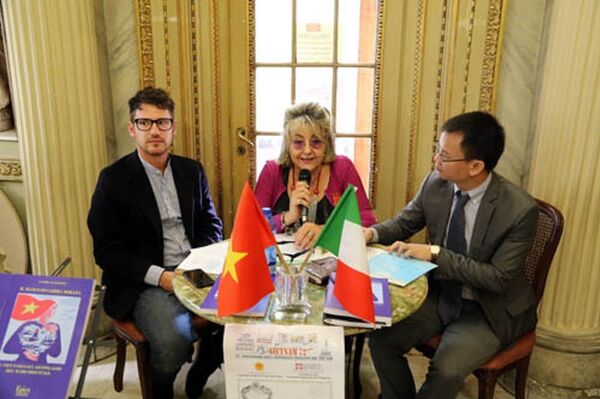 Bà Sandra Scagliotti phát biểu tại buổi giới thiệu sách.  - Sputnik Việt Nam