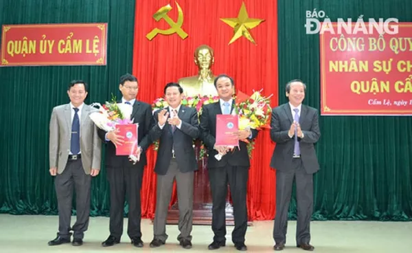 Ông Lê Quang Nam, Giám đốc Sở Khoa học và Công nghệ TP (thứ 2 từ phải qua), giữ chức Bí thư Quận ủy Cẩm Lệ Ông Lê Quang Nam, Giám đốc Sở Khoa học và Công nghệ TP (thứ 2 từ phải qua), giữ chức Bí thư Quận ủy Cẩm Lệ - Sputnik Việt Nam