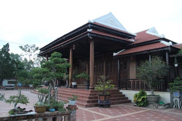 Khu nhà gỗ bề thế của Chi cục trưởng Kiểm lâm khiến dư luận không khỏi băn khoăn. - Sputnik Việt Nam