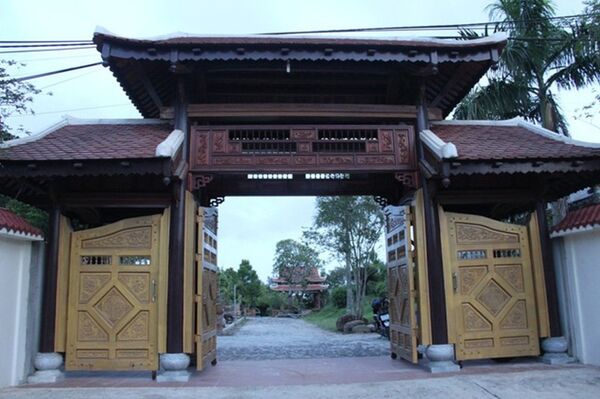 Cổng chính dẫn vào ngôi nhà gỗ - Sputnik Việt Nam