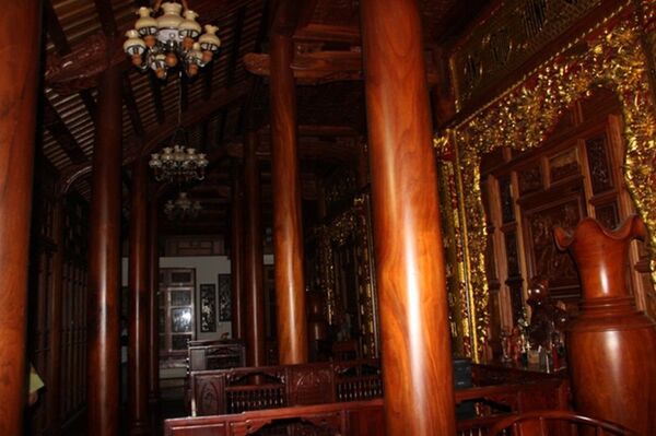 Khu nhà gỗ rất hoành tráng, bề thế, nhưng theo ông Trung giá trị chỉ hơn... 2 tỷ đồng. - Sputnik Việt Nam