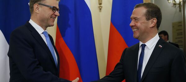 Thủ tướng Nga Dmitry Medvedev sau khi hội đàm với người đồng cấp Phần Lan,  Juha Sipiley. - Sputnik Việt Nam