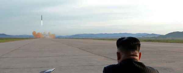 Nhà lãnh đạo Triều Tiên Kim Jong Un trong thời điểm phóng tên lửa đạn đạo Hwasong-12 - Sputnik Việt Nam