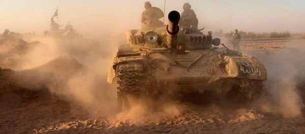 Những chiếc xe tăng của quân đội Syria tại vị trí chiến đấu trong khu vực Deir-ez-Zor - Sputnik Việt Nam