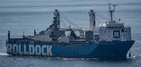 Tàu Rolldock Star (Hà Lan) chở theo chiến hạm Gepard 3.9 của Hải quân Việt Nam (trước đó mang số hiệu tạm 486).  - Sputnik Việt Nam
