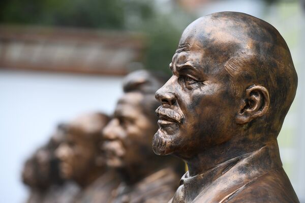 Moskva khánh thành dãy tượng các nhà lãnh đạo Liên Xô Moskva khánh thành dãy tượng các nhà lãnh đạo Liên Xô - Sputnik Việt Nam