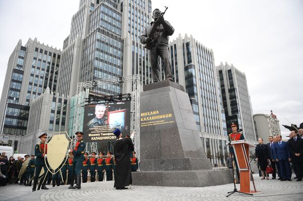 tượng Mikhail Kalashnikov - Sputnik Việt Nam