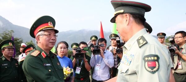 Thứ trưởng Bộ Quốc phòng Nguyễn Chí Vịnh chào đón Phó chủ tịch Quân ủy TƯ TQ Phạm Trường Long. - Sputnik Việt Nam