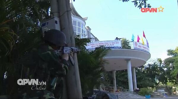 Lực lượng đặc nhiệm chống khủng bố của Việt Nam huấn luyện đột kích vào tòa nhà đang bị chiếm giữ - Sputnik Việt Nam