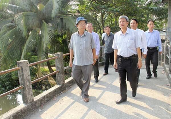 Bí thư Tỉnh uỷ Hậu Giang (người đội nón) được đánh giá là gần dân - Sputnik Việt Nam