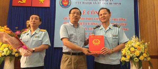 Tổng Cục trưởng Tổng Cục Hải quan Nguyễn Văn Cẩn trao quyết định mới cho ông Đinh Ngọc Thắng - Sputnik Việt Nam