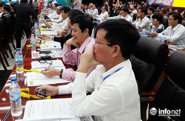 Các đại biểu bấm nút lựa chọn phương án trả lời các câu hỏi - Sputnik Việt Nam