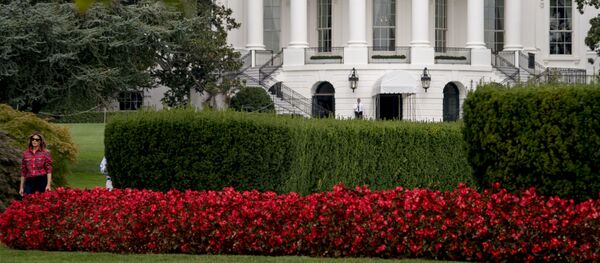 Đệ nhất phu nhân Mỹ Melania Trump trong vườn ở Nhà Trắng - Sputnik Việt Nam