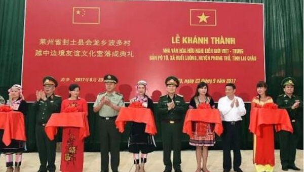 Lãnh đạo Bộ Quốc phòng hai nước tham gia lễ cắt băng khánh thành Nhà văn hóa hữu nghị biên giới Việt Nam – Trung Quốc tại bản Pô Tô, xã Huổi Luông, tỉnh Lai Châu. - Sputnik Việt Nam