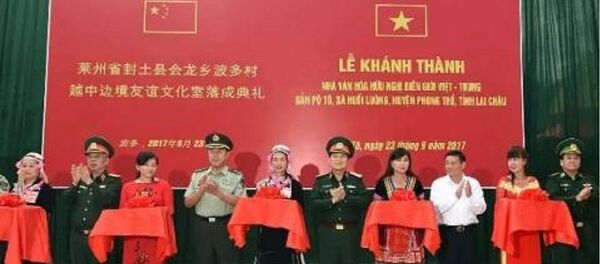 Lãnh đạo Bộ Quốc phòng hai nước tham gia lễ cắt băng khánh thành Nhà văn hóa hữu nghị biên giới Việt Nam – Trung Quốc tại bản Pô Tô, xã Huổi Luông, tỉnh Lai Châu. Lãnh đạo Bộ Quốc phòng hai nước tham gia lễ cắt băng khánh thành Nhà văn hóa hữu nghị biên giới Việt Nam – Trung Quốc tại bản Pô Tô, xã Huổi Luông, tỉnh Lai Châu. - Sputnik Việt Nam