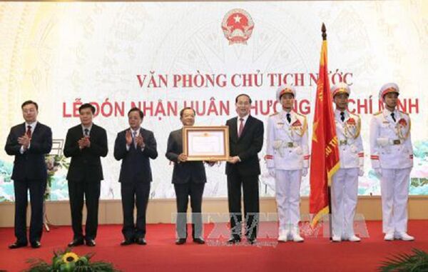 Chủ tịch nước Trần Đại Quang trao tặng Huân chương Hồ Chí Minh cho Văn phòng Chủ tịch nước - Sputnik Việt Nam